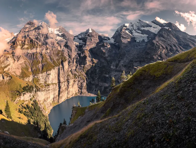 Oeschinensee mit Bergen im Morgenlicht